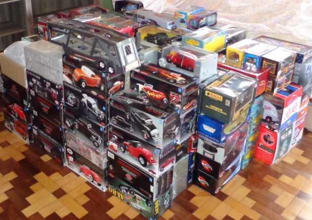 Lote com os carrinhos 1:18 prontos para ganharem a liberdade de suas embalagens e se acomodarem nas novas garagens!