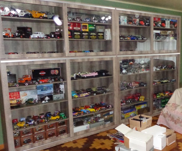 O primeiro expositor recheado:  muitas embalagens ainda serão eliminadas e o trabalho seguirá por pelo menos mais dois meses, até que tudo esteja no lugar correto.