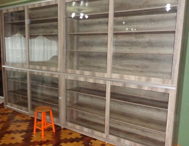 Segundo expositor, aguardando reforço na estrutura para ser recheado