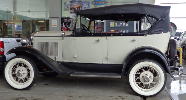 Fordinho no posto de combustíveis